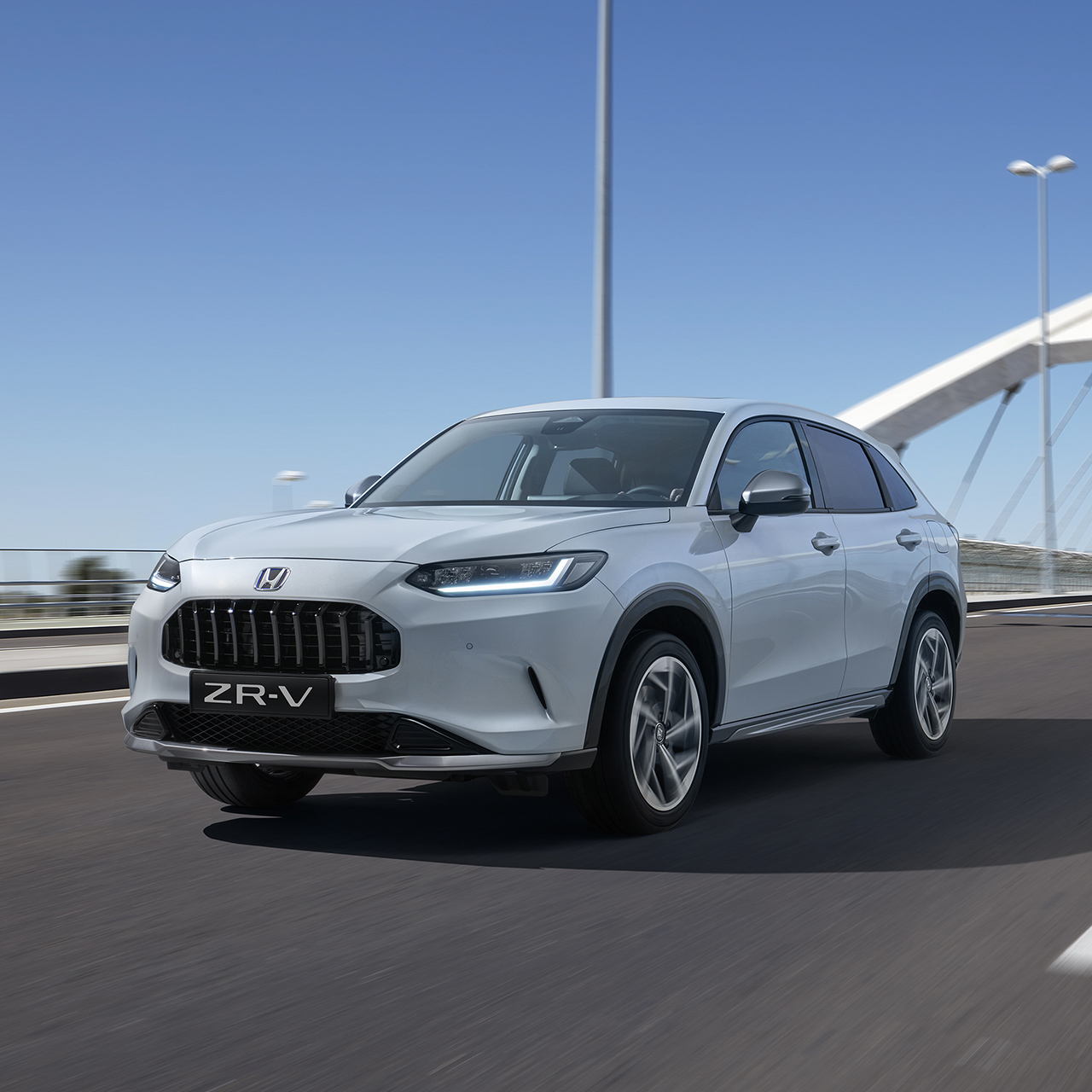 Elölről készült, háromnegyedes felvétel egy Honda ZR-V-ről egy hídon, az Aero csomaggal